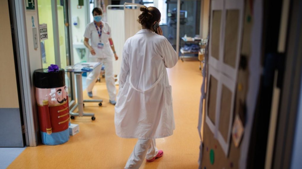 Návrat k pandemickým opatreniam: V Španielsku sú znova povinné rúška v nemocniciach
