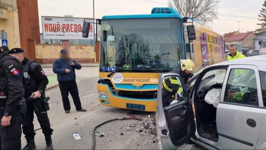 Nehodu v Trnave vodič (†56) osobného auta nemal šancu prežiť: Čelne sa zrazil s autobusom