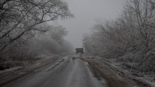 Ilustračná snímka - vojenské vozidlo na zamrznutej ceste.