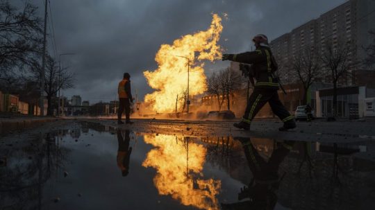 Hasič hasí požiar plynového potrubia, ktoré sa poškodilo pri ruskom raketovom útoku v Kyjeve na Ukrajine v utorok 2. januára 2024.