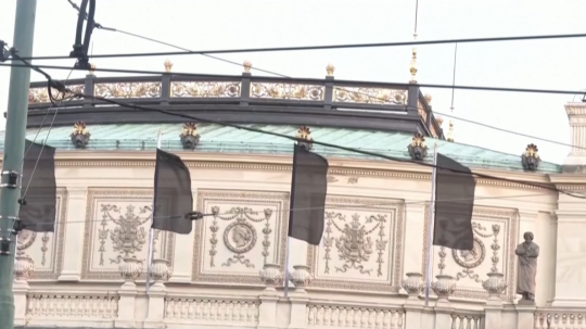 Čierne zástavy pred budovou UK v Prahe.