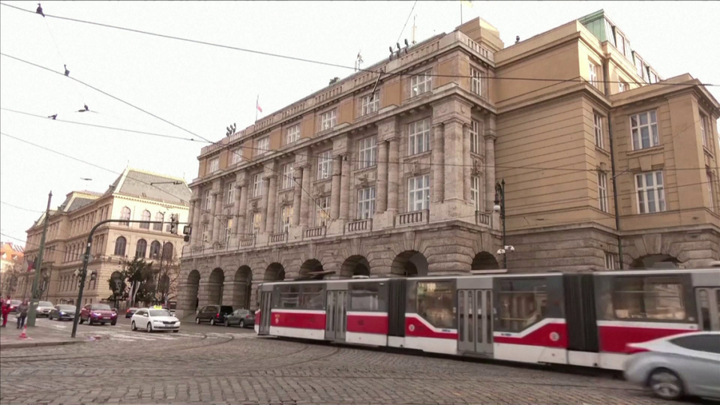 Niektorí Česi schvaľujú streľbu na pražskej univerzite. Polícia vyšetruje 90 prípadov, zrejme padnú aj obvinenia