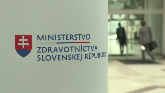 Nápis Ministerstvo zdravotníctva Slovenskej republiky.