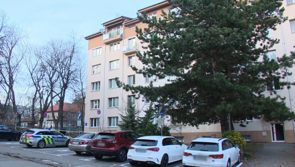 V Bratislave našli dvoch mŕtvych mužov. V byte sa nachádzala aj žena v bezvedomí