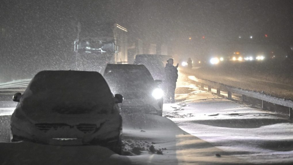 Škandináviu zasiahli arktické mrazy: Stovky áut uviazli v závejoch na cestách
