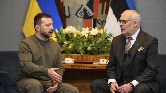 Ukrajinský prezident Volodymyr Zelenskyj (vľavo) a estónsky prezident Alar Karis diskutujú počas stretnutia v Tallinne.