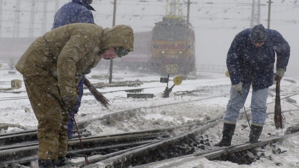 Počasie komplikuje železničnú dopravu: Mráz láme koľajnice, pre silný vietor museli niektoré vlaky spomaliť