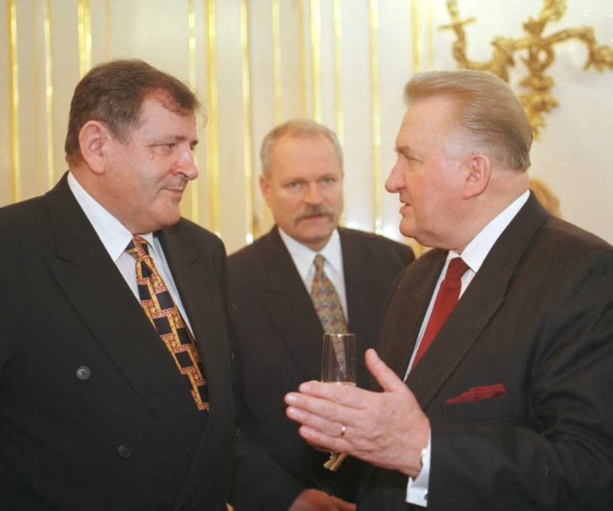 Prezident SR Michal Kováč (vpravo) v rozhovore s premiérom Vladimírom Mečiarom (vľavo).