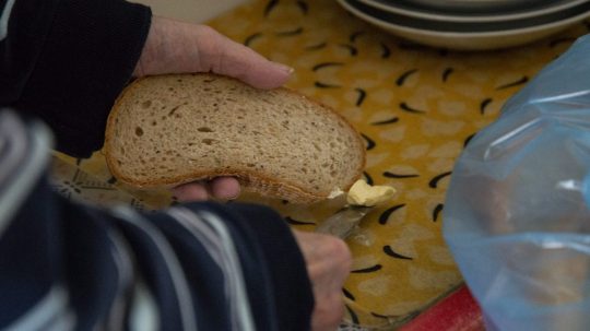 Ilustračná snímka muža s krajcom chleba.