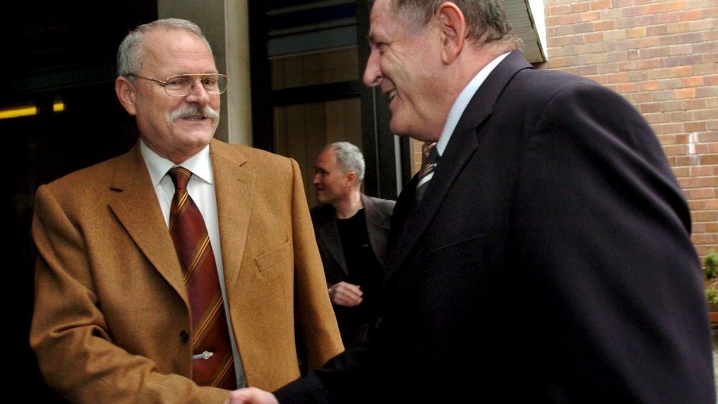 Ivan Gašparovič (vľavo) gratuluje Vladimírovi Mečiarovi.