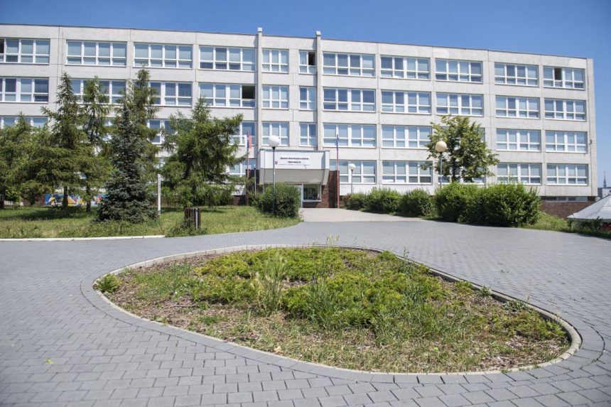 Na škole v Bratislave sa zranil školník pri manipulácii s chlórom