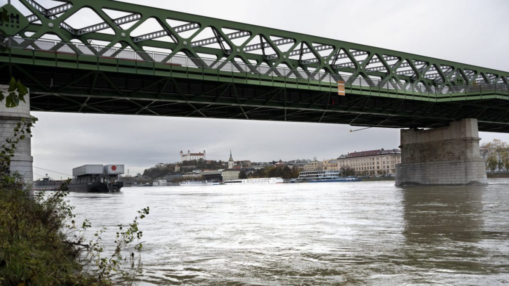 Z lode na Dunaji vypadla osoba, rieku prehľadávali záchranné zložky