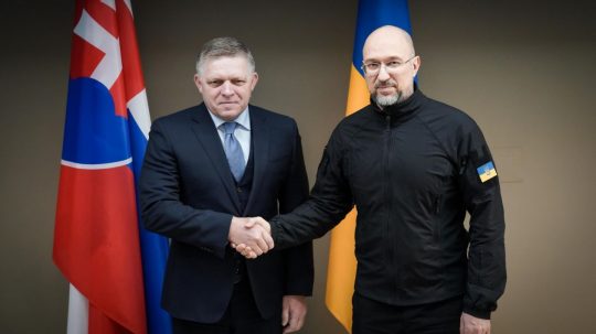 Na snímke zľava predseda vlády SR Robert Fico sa stretol s ukrajinským premiérom Denysom Šmyhaľom počas jeho návštevy v Užhorode 24. januára 2024.