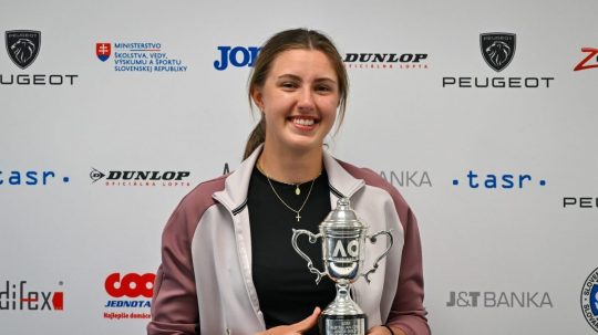Na snímke tenistka Renáta Jamrichová s víťaznou trofejou.a