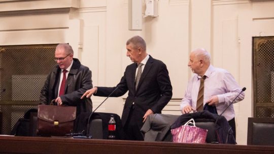 Na snímke sprava obhajca českého expremiéra Andreja Babiša Eduard Bruna, vedľa neho Andrej Babiš a jeho ďalší obhajca Michael Bartončík na súde v Prahe.
