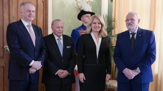 Sprava bývalý prezident Ivan Gašparovič, prezidentka SR Zuzana Čaputová, bývalí prezidenti Rudolf Schuster a Andrej Kiska.