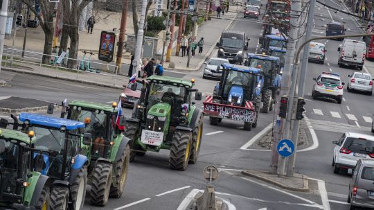 Na snímke kolóna traktorov na Šancovej ulici v Bratislave.