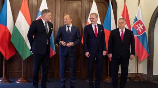 Na snímke zľava slovenský premiér Robert Fico, poľský premiér Donald Tusk, český premiér Petr Fiala a maďarský premiér Viktor Orbán pózujú na summite predsedov vlád Vyšehradskej štvorky (V4) v Prahe.