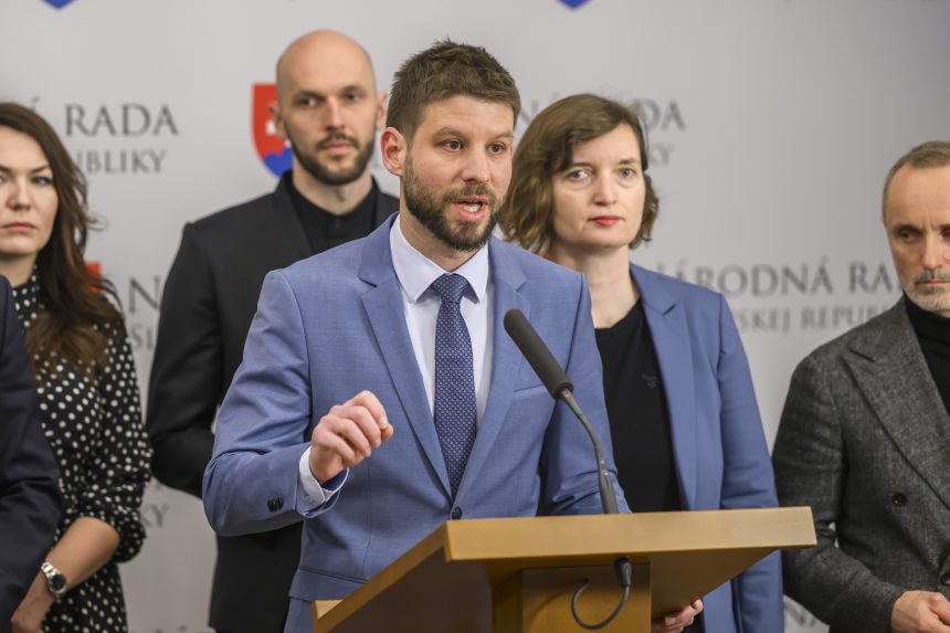Slovensko môže prísť o takmer miliardu eur, upozorňuje PS. Eurokomisia pozastavila hodnotenie platby z plánu obnovy
