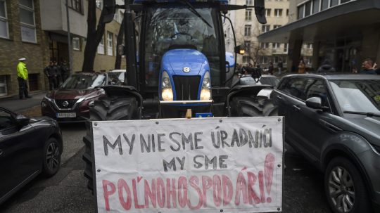 Na snímke traktory pri príležitosti protestu v Bratislave, 19. februára 2024.