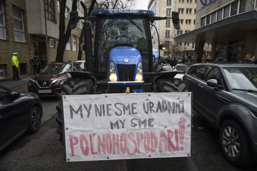Polícia varuje vodičov pred dopravnými obmedzeniami. Zajtra sa po celom Slovensku konajú protesty farmárov