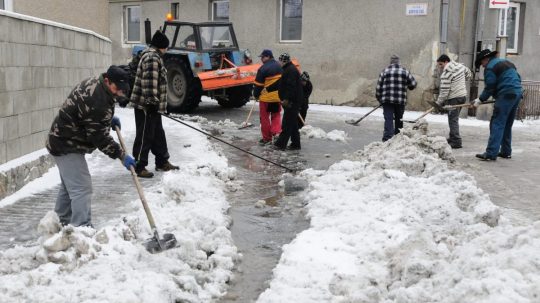 Rómovia v obci Družstevná pri Hornáde, okres Košice - okolie pracujú pri čistení ulice.