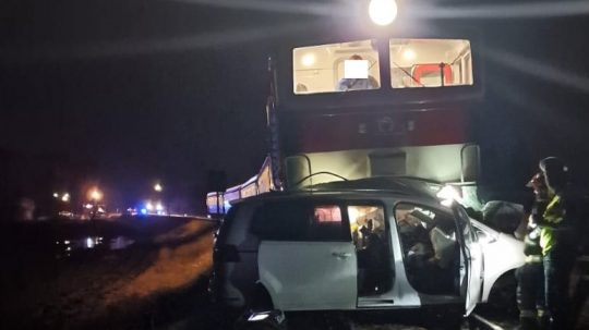 Nehoda osobného auta z vlakom pri Prievidzi.