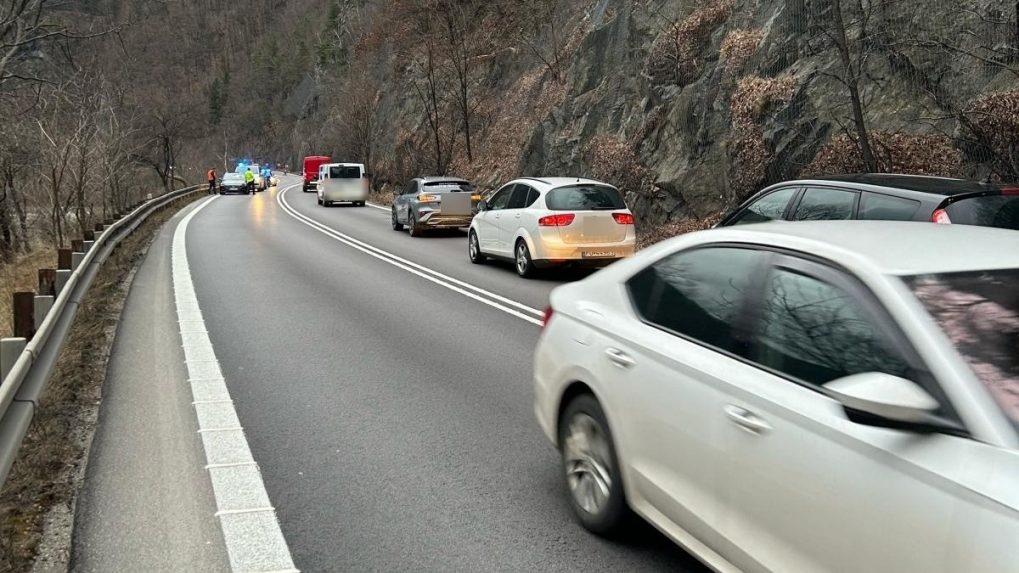 Komplikácie na ceste pod Strečnom: Polícia upozorňuje vodičov na obmedzenia