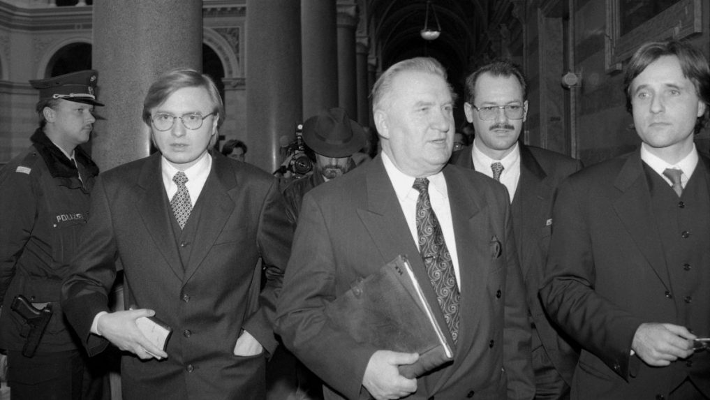 Zľava Michal Kováč ml. a prezident SR Michal Kováč vychádzajú zo súdnej siene vo Viedni po vynesení rozsudku.