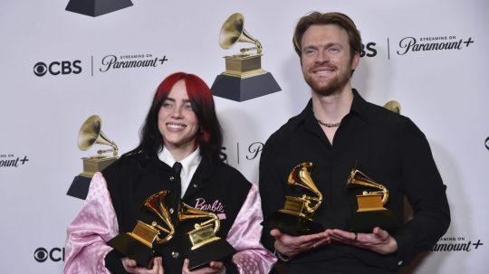 Billie Eilish (vľavo) a Finneas s cenami Grammyza najlepšiu pieseň napísanú pre vizuálne médiá a pieseň roka.