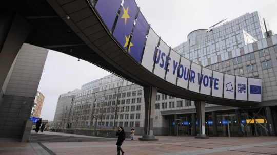 Reklamné tabule, ktoré informujú o blížiacich sa júnových eurovoľbách voľbách.