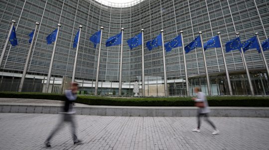 Vlajky EÚ pred sídlom EK v Bruseli.