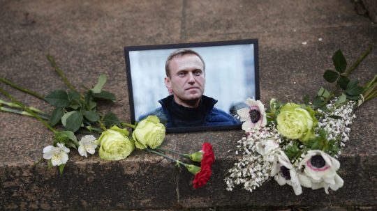 Kvety vedľa portrétu ruského opozičného lídra Alexeja Navaľného.