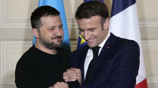 Na archívnej snímke z 26. februára 2023 ukrajinský prezident Volodymyr Zelenskyj (vľavo) a francúzsky prezident Emmanuel Macron,