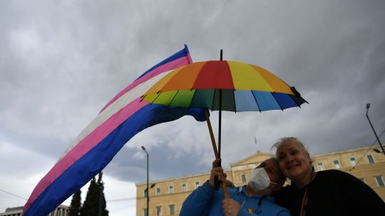 Stúpenci zákona o manželstvách osôb rovnakého pohlavia sa zúčastňujú na zhromaždení v Grécku.