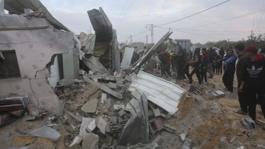 Zničený dom po izraelskom ostreľovaní Rafahu.