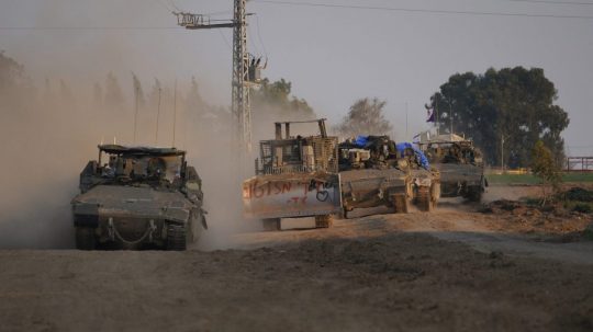 Kolóna izraelských vojenských vozidiel sa pohybuje neďaleko hranice Izraela s pásmom Gazy.