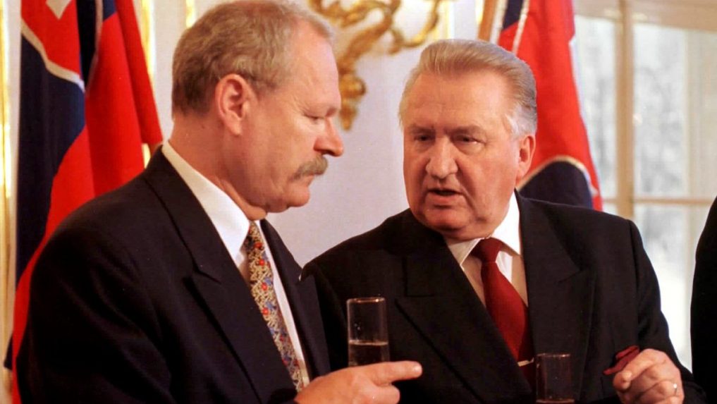 Zľava prezident Michal Kováč v rozhovore s predsedom NR SR Ivanom Gašparovičom.