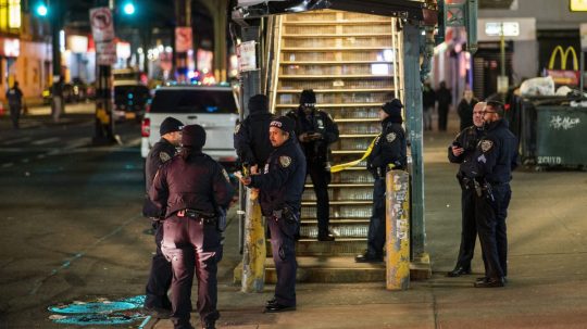 Policajti na mieste streľby na stanici metra v New Yorku.