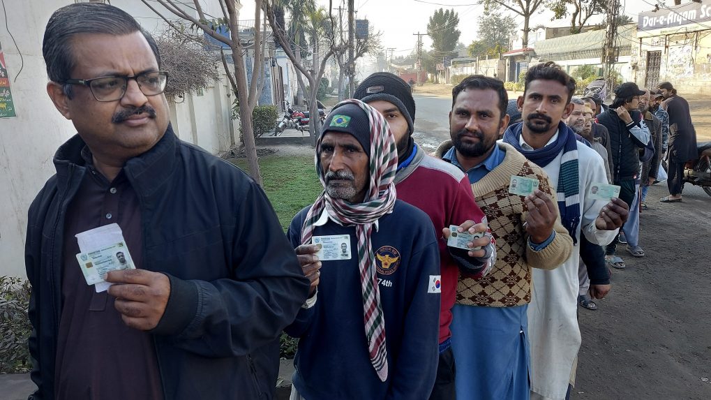 Voľby v Pakistane sprevádzalo násilie, vláda pozastavila fungovanie mobilných sietí
