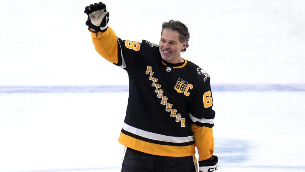 NHL: Pittsburgh vyvesil Jágrov dres, Rangers predviedli pod holým nebom otočku