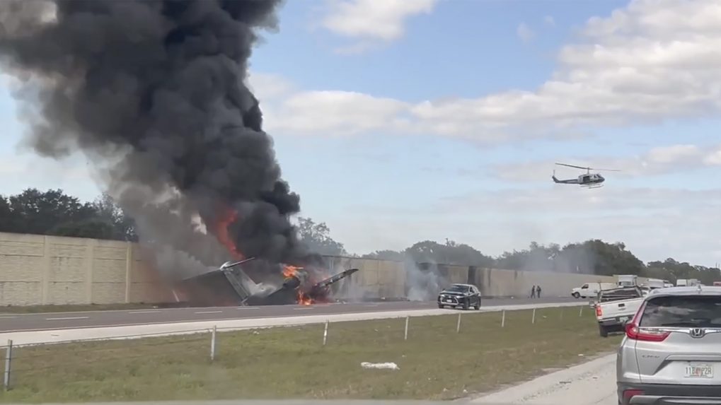 Pri núdzovom pristáti lietadla na diaľnici v štáte Florida prišli o život dvaja ľudia