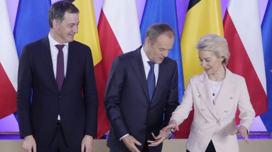 Poľský premiér Donald Tusk (uprostred), predsedníčka Európskej komisie (EK) Ursula von der Leyenová a belgický premiér Alexander De Croo (vľavo).