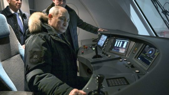 Ruský prezident Vladimir Putin na návšteve továrne na výrobu tankov.