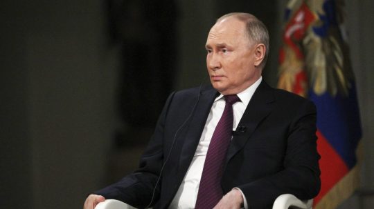 Vladimir Putin počas rozhovoru s americkým moderátorom Tuckerom Carlsonom.