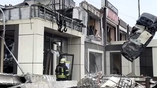 Na snímke poškodené budovy v meste Lysyčansk v Luhanskej oblasti na východe Ukrajiny.