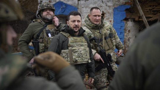 Ukrajinský prezident Volodymyr Zelenskyj navštívil vojakov v obci Robotyne.