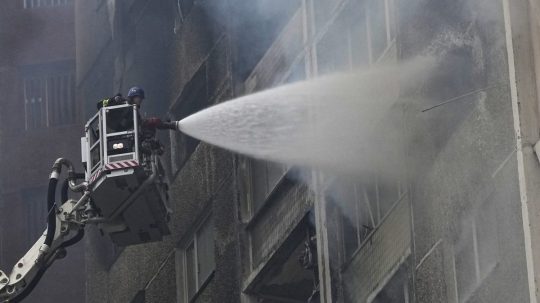 Hasiči hasia požiar obytnej budovy po útoku ruskej armády v Kyjeve.