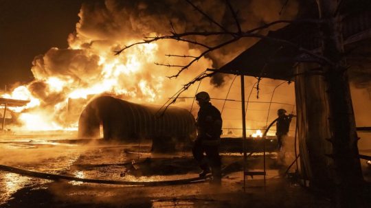 Hasiči zasahujú na mieste požiaru čerpacej stanice po ruskom útoku v Charkove.