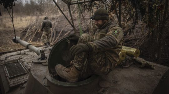 Ukrajinskí vojaci pripravujú samohybné delostrelecké vozidlo na paľbu smerom k ruským pozíciám na frontovej línii v Doneckej oblasti na východe Ukrajiny.